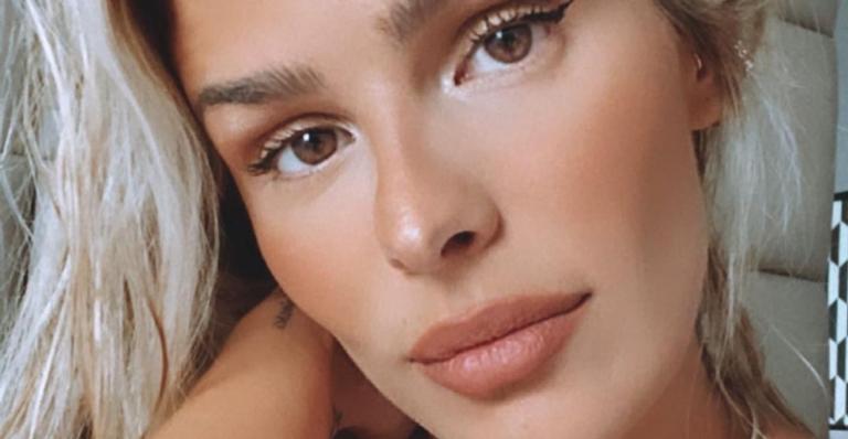 Yasmin Brunet encanta a web ao exibir sua boa forma em um lindo biquíni amarelo