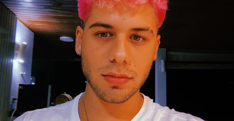 Zé Felipe mostra look ousado para novo vídeo musical em parceria com Os Barões da Pisadinha