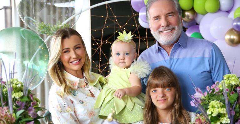 Ana Paula Siebert embarca para viagem em família em celebração de aniversário da enteada, Rafaella