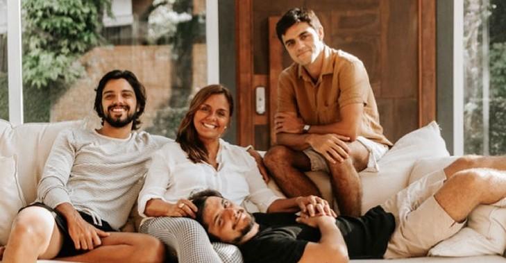 Família Gissoni-Simas surge completinha em registro antigo postado por Ana Sang
