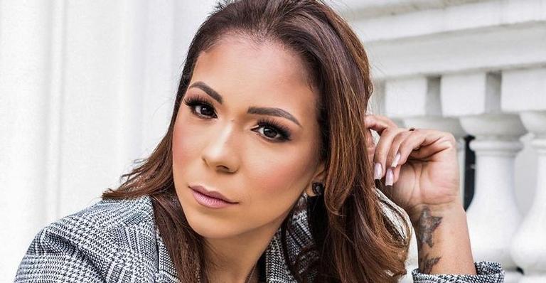 Belle Silva renova o bronzeado de biquíni na Grécia e para tudo com shape impecável: ”Corpaço ein”
