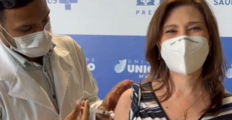 Beth Goulart recebe segunda dose da vacina contra a Covid-19 e comemora: ”Vamos vencer o vírus”