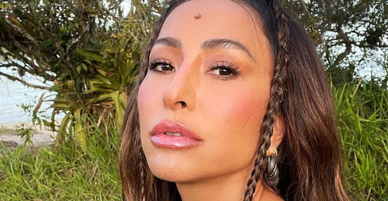 Ao apostar em visual inusitado, Sabrina Sato faz apelo em nome de Britney Spears: ”Free Britney”