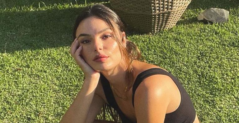 Isis Valverde esbanja beleza ao surgir com look azul deslumbrante e fãs elogiam: ”Perfeita!”