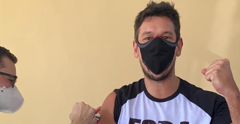 João Vicente de Castro recebe a primeira dose da vacina contra Covid-19