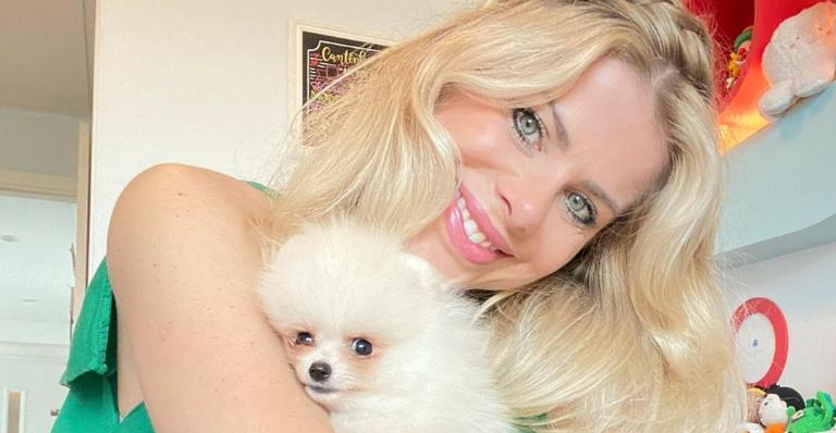 Karina Bacchi arranca suspiros ao resgatar registro de sua infância