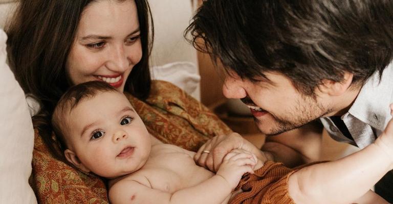Nathalia Dill e Pedro Curvello curtem dia na praia com a filha, Eva