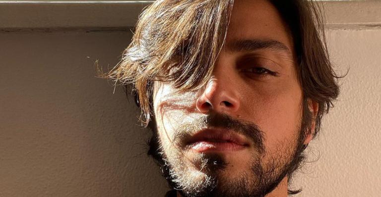 Rodrigo Simas expressa seu entusiasmo com a vacinação: ”To mais que pronto”