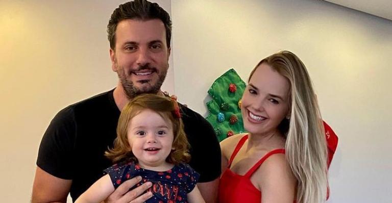 Thaeme Mariôto encanta seguidores ao resgatar antigos cliques da filha, Liz: ”Amor além da vida”