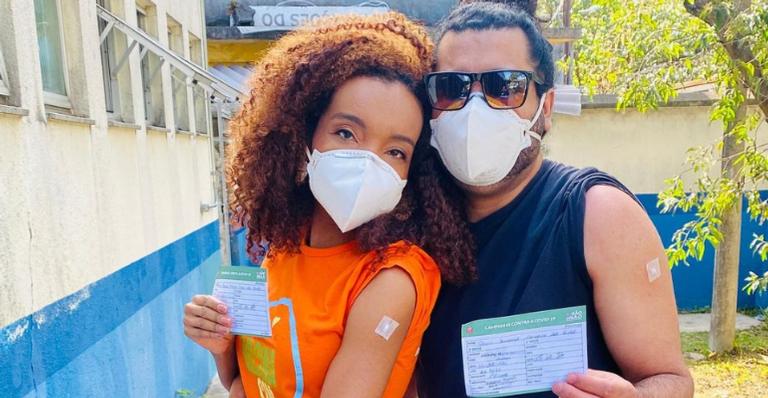 Thelminha Assis e marido recebem a primeira dose da vacina contra Covid-19