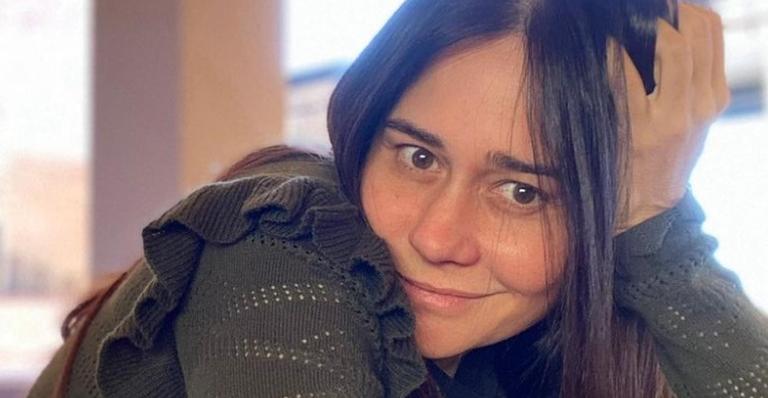 Após um longo dia de trabalho, Alessandra Negrini brilha em novas selfies: ”Feliz”