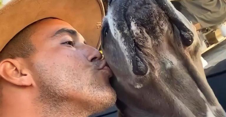 André Marques curte o dia com a cachorra de estimação: ”Não troco por nada!”