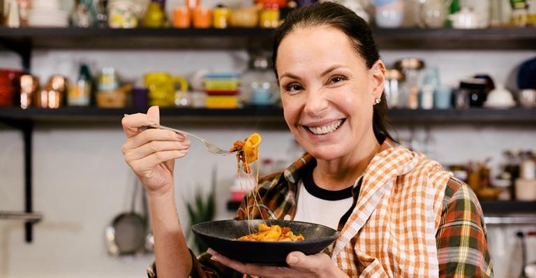 Carolina Ferraz lança livro ‘Na Cozinha com Carolina 3’: ”Homenagem a minha mãe”