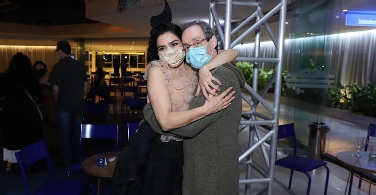 Daniel Dantas prestigia Letícia Sabatella e Caravana Tonteria em teatro do Rio de Janeiro