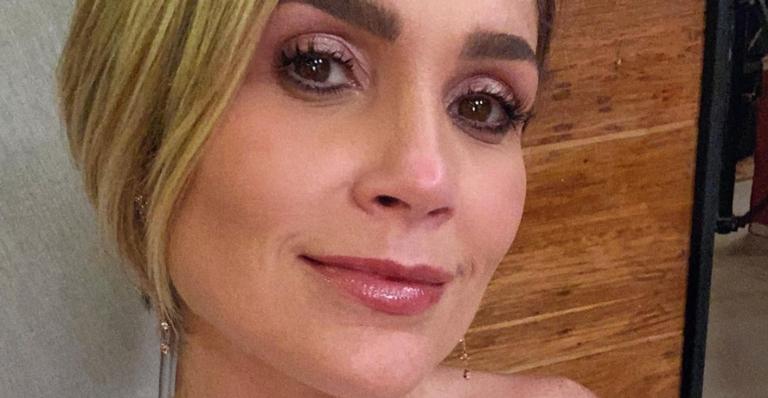 Flávia Alessandra surge caracterizada como sua personagem ao falar do final de ‘Salve-se Quem Puder’