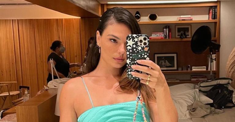Isis Valverde arranca elogios de fãs ao publicar cliques descontraídos: ”Linda demais!”