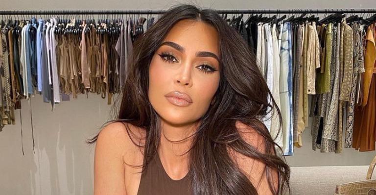 Kim Kardashian dispensa blusa e exibe shape impecável em roupa confortável