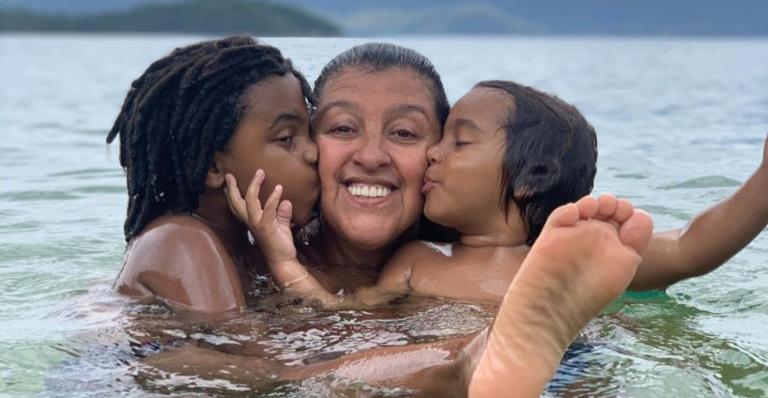 Regina Casé compartilha cliques durante plantio com a família