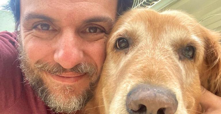 Rodrigo Lombardi exibe momento fofo e divertido ao lado de seu pet: ”Muito amor, muito grude!”