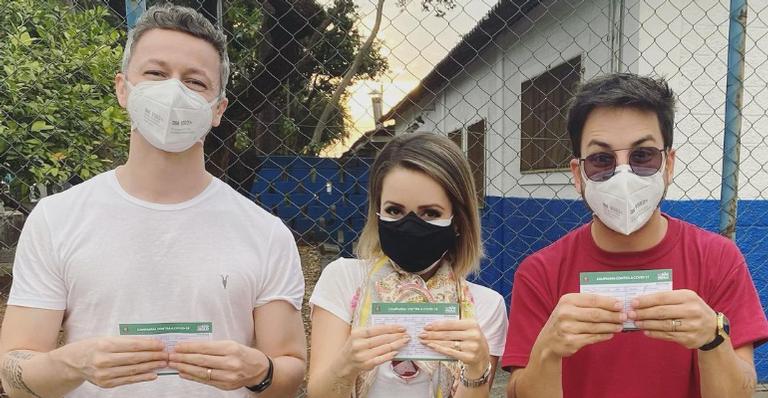 Sandy, Junior e Lucas Lima recebem a primeira dose da vacina contra Covid-19