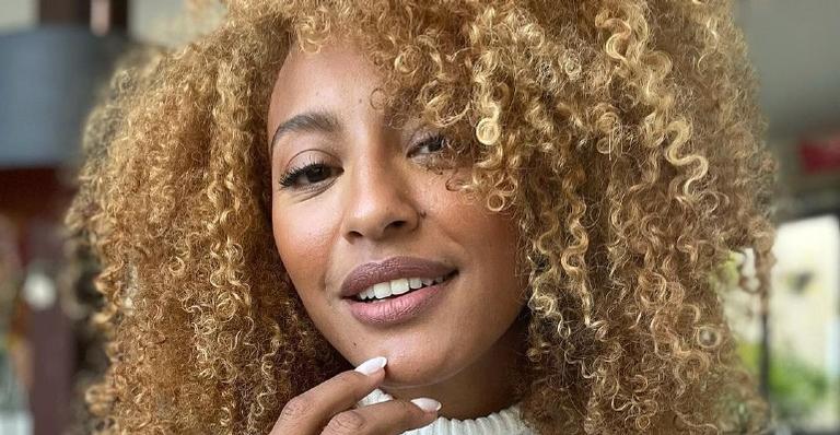 Sheron Menezzes celebra ao receber a vacina contra a Covid-19 e dispara: ”Por todos”
