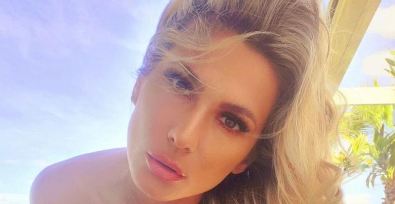 Lívia Andrade puxa biquíni vermelho fininíssimo até o limite e ostenta corpaço: ”Sensacional!”