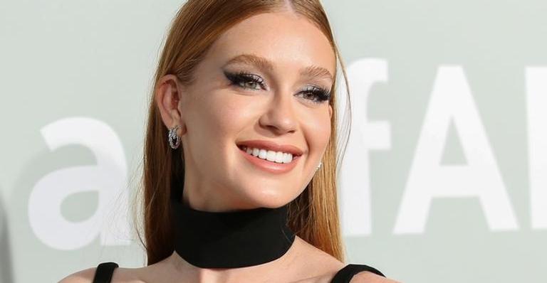 Deslumbrante! Marina Ruy Barbosa aposta em vestido preto decotado em baile da amFAR em Cannes