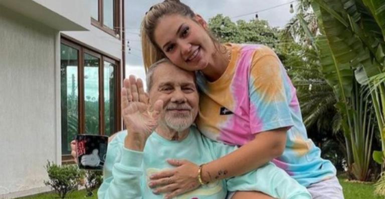 Pai de Virginia Fonseca é diagnosticado com pneumonia e levado para UTI: “Pressão dele estava 7 por 3!”