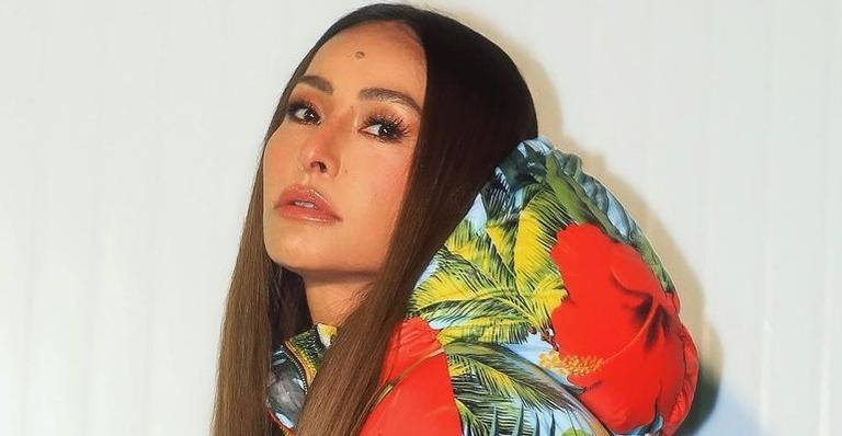 Com look ousado, Sabrina Sato deixa bumbum de fora e ostenta curvas esculturais: ”Deusa demais”