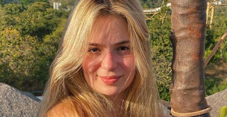Viih Tube aposta em top PP e quase mostra demais com micro vestido recortado: ”Que mulher é essa?”