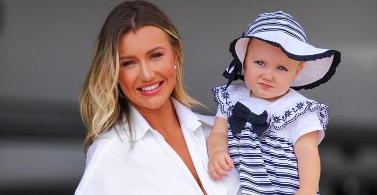 Ana Paula Siebert aproveita mar com a filha, Vicky, na República Dominicana