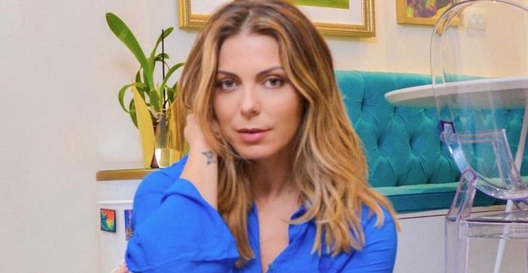 Sheila Mello puxa maiô cavado em clique deslumbrante e rouba a cena com corpaço: ”Um escândalo!”