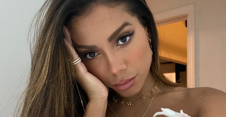 Anitta curte festa com amigos em Miami e divide cliques com os fãs