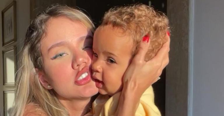 À espera de uma menina, Biah Rodrigues se derrete ao surgir com Theo: ”Apaixonada nesse loirinho”