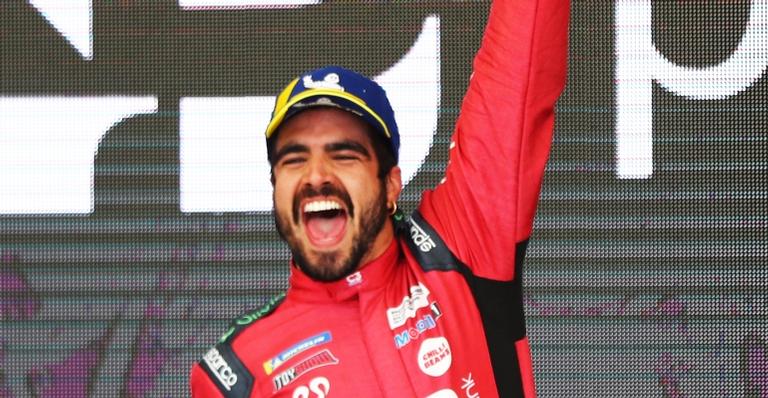 Caio Castro conquista primeiro lugar na Porsche Cup e celebra: ”Vim chorando a última volta toda”