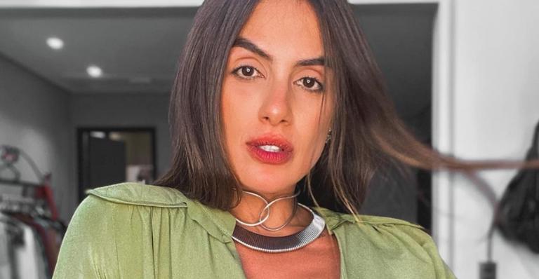 De biquíni preto, Carol Peixinho renova o bronzeado na praia e web elogia: ”Perfeita”