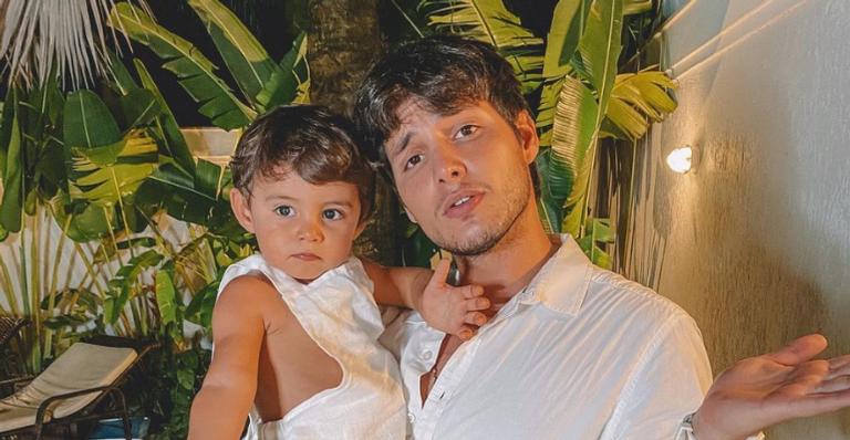 Em Búzios, Bruno Guedes aproveita dia na praia com Zion e encanta web: ”Lindezas”