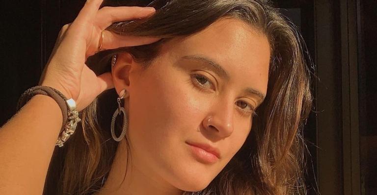 Filha gata de Fátima Bernardes curte cachoeira com maiô recortado e web baba: ”Um monumento”