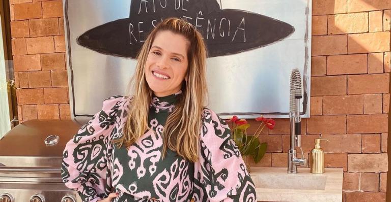 Ingrid Guimarães faz mergulho em águas cristalinas durante viagem de férias