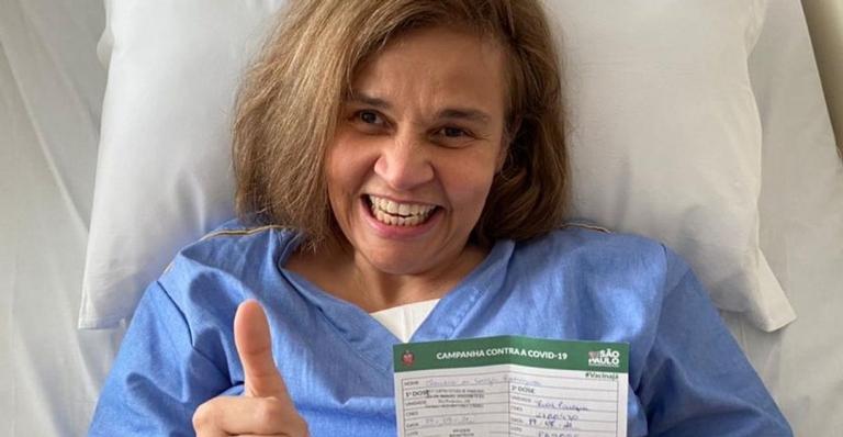 Internada, Claudia Rodrigues recebe segunda dose da vacina contra a Covid-19
