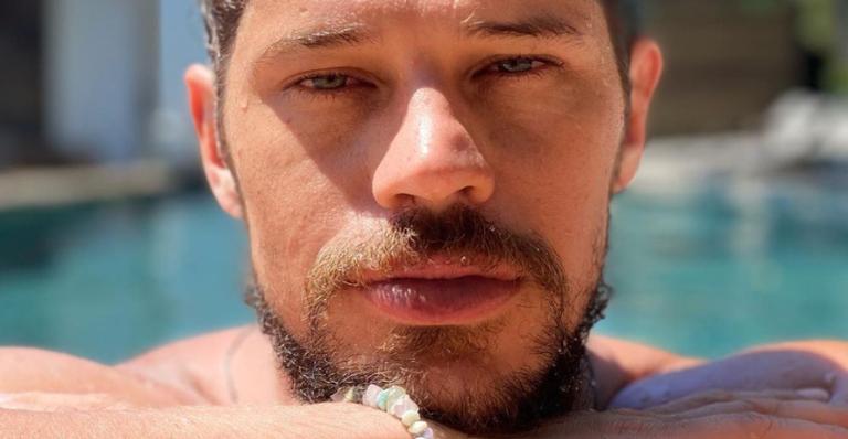 Descamisado, José Loreto exibe boa forma durante viagem no Pantanal e web baba: ”Casa comigo”