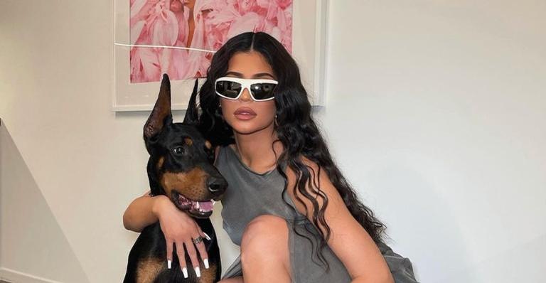 De biquíni fio-dental, Kylie Jenner ostenta curvas esculturais em sequência de cliques sensuais