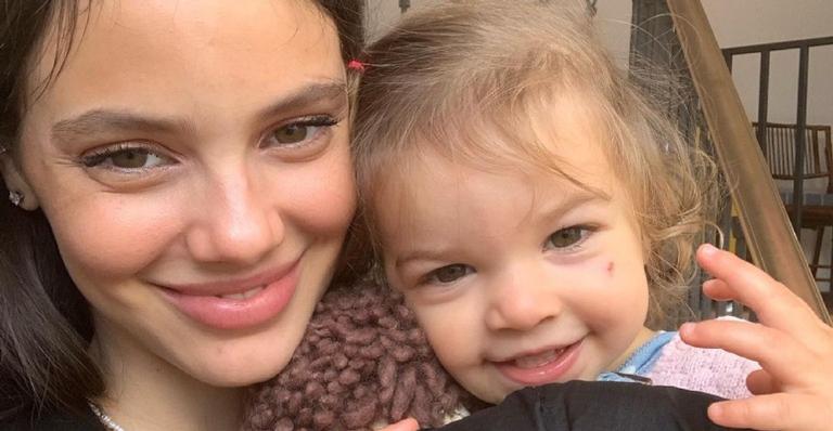 Laura Neiva fala sobre o desmame da filha, Maria: ”No nosso tempo”