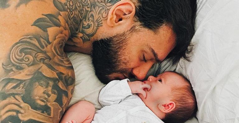 Lucas Lucco deixa web encantada ao exibir momento de diversão com o filho, Luca: ”Nosso tapete”