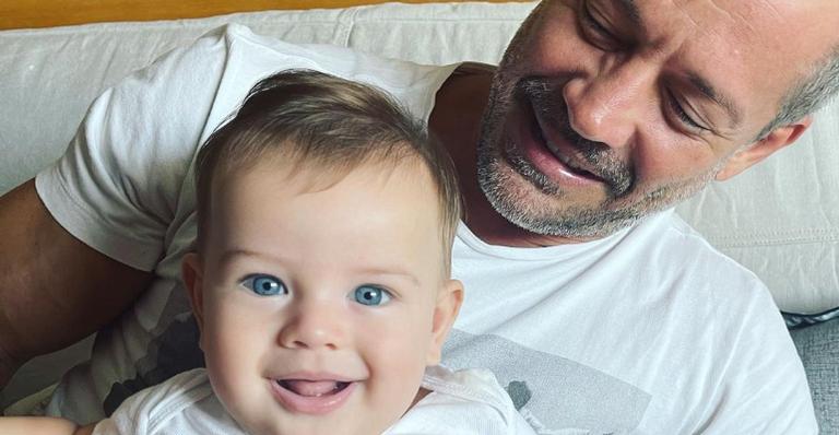 Malvino Salvador surge com caçula em casa após internação e fãs comemoram