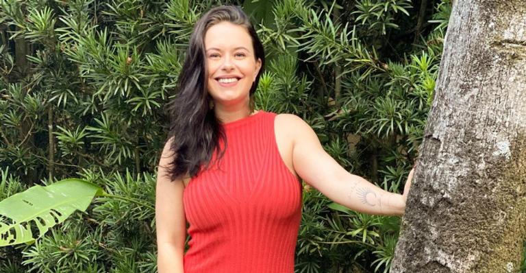 Mari Bridi comemora ao receber a primeira dose da vacina contra covid-19: ”Se vacine!”