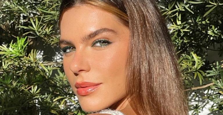 Mariana Goldfarb ostenta curvas esculturais com macacão branco justíssimo e para tudo: ”Deusa”