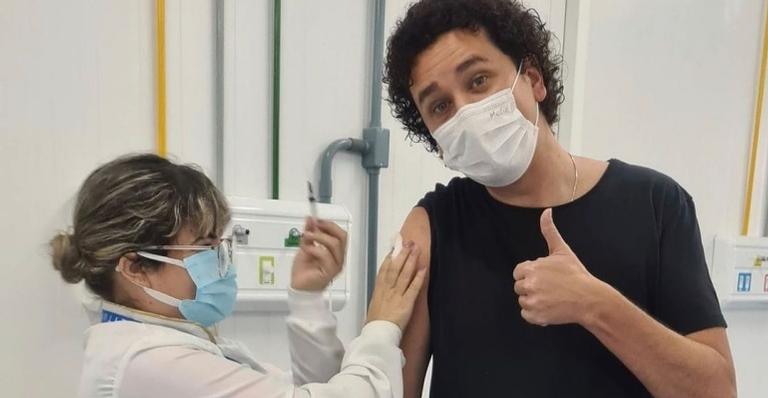 Rafael Portugal recebe primeira dose da vacina contra a Covid-19: ”Viva a ciência”