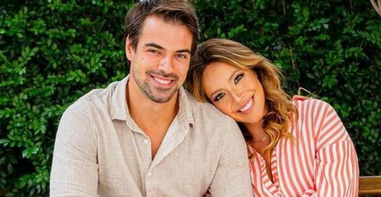 Renata Dominguez e Leandro Gléria comemoraram quatro meses de casados: ”O melhor sim da vida”