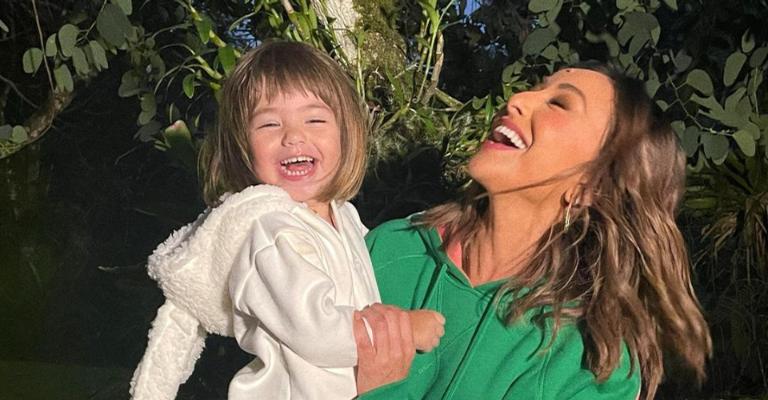 Sabrina Sato exibe filha, Zoe, em carro elétrico de R$4 mil reais